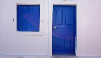 Obraz na płótnie Canvas colorful door in oia village on santorini island
