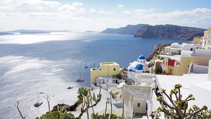 Store enrouleur occultant Santorin view over small oia village on santorini island