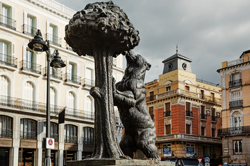 Naklejka premium Madryt, Puerta del Sol, Niedźwiedź i Drzewo Truskawkowe