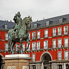 Fototapeta na wymiar Madrid, Plaza Mayor, Bronze Statue of Felipe III