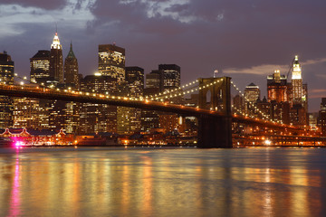 Fototapeta na wymiar The Brooklyn Bridge and Manhattan skyline as seen from across the East River at dusk.