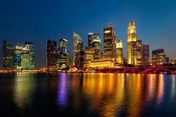 Fototapeta premium Singapore skyline in evening