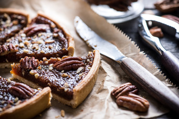 slicing pecan pie, on wooden table