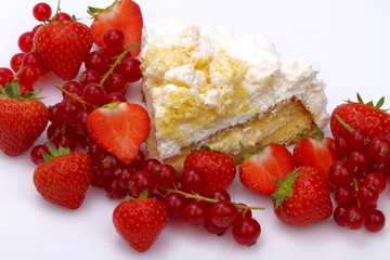 Torta mimosa e frutti rossi