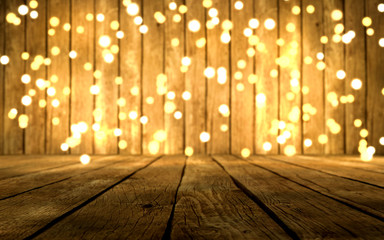 Weihnachtliche Lichterkette vor Holz