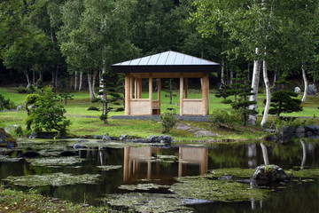 Obraz premium 静寂の中、水面に映る東屋
