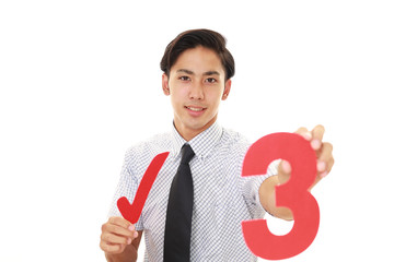 数字を持つ男性