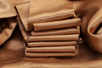 стопка золотой шелковой ткани