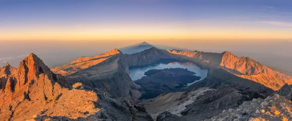 Poster Panoramisch uitzicht op de bergtop van de actieve vulkaan Rinjani in een mooie ochtendzonsopgang, Lombok-eiland, Indonesië, Azië © skazzjy