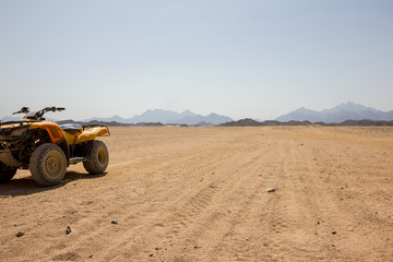 ein Quad steht in der Wüste