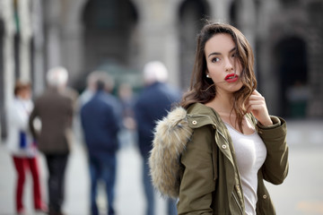 Obraz premium Portrait of beautyful girl in urban background