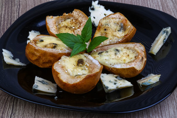 Baked pear with blue cheese