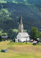 Fototapeta na wymiar Pfarrkirche in Mittelberg, Kleinwalsertal, Österreich