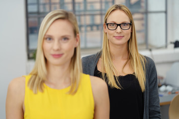 zwei junge geschäftsfrauen stehen im büro