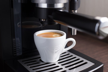 Domestic coffee machine makes espresso