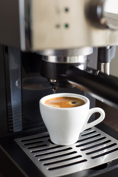 Domestic coffee machine makes espresso