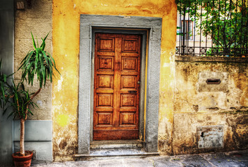 Fototapeta na wymiar wooden door in a rusitc corner in Florence