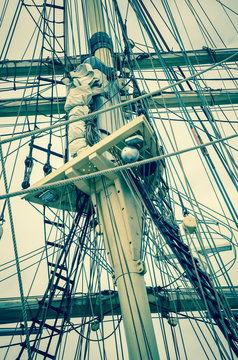 Mast and sailboat rigging, toning