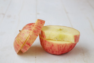apple slices on white wooden background