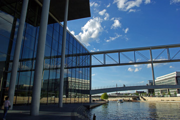 Berlin, quartier futuriste sur la rivière Spree, Allemagne