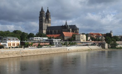 Magdeburg, Elbuferpromenade mit Dom