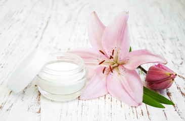 Obraz na płótnie Canvas Face cream with lily flowers
