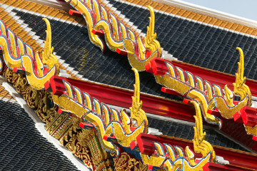 Obraz premium Fired snake Thai art on Temple Roof tiles on the Thai Asian OrientalTemple roof