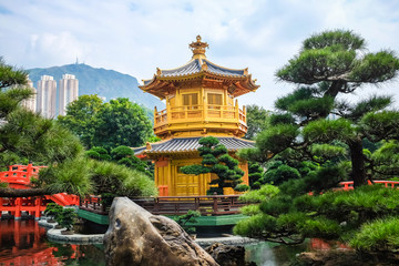 Fototapeta na wymiar Golden Pavilion Chi Lin Nunnery Temple