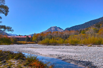 Fototapeta premium 秋の上高地 梓川と焼岳