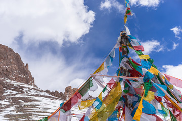 青空に映えるタルチョー(チベットの五色の祈祷旗)