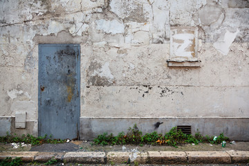Fa&ccedil;ade d&eacute;cr&eacute;pite et abandonn&eacute;e