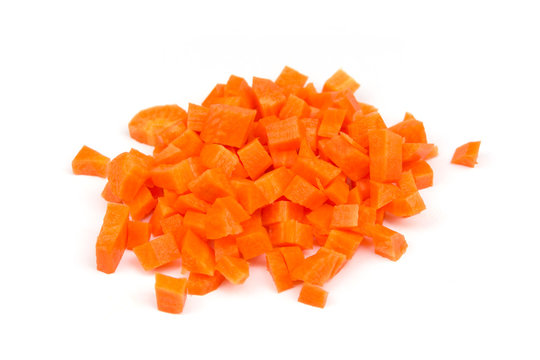 Karotten gewürfelt auf weißem Hintergrund