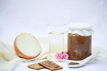 Jam with onions, white wine and cinnamon