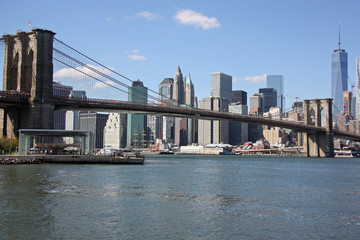Fototapeta premium Nowy Jork, Brooklyn Bridge i Manhattan