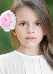 Naklejka premium portrait of little girl outdoors in summer