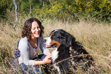 Frau mit Hund auf der Wiese