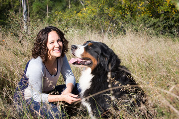 Frau mit Hund auf der Wiese