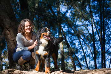 Frau und Hund beim Spaziergang im Wald