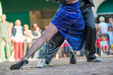 Crédence de cuisine en verre imprimé Buenos Aires Couple dansant le tango dans la rue