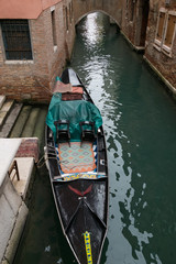 Fototapeta na wymiar Gondola nel canale - Venezia