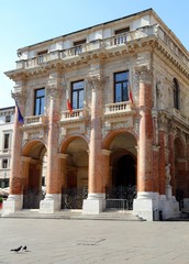 Obraz premium Palace called Loggia del Capitaniato in Vicenza with flags
