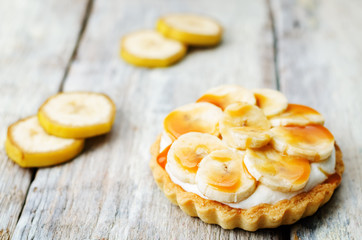 banana salted caramel tartlet