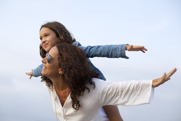 Madre e hija jugando a volar - 96110030