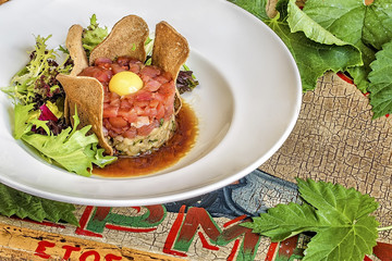 Tuna carpaccio with crispy croutons