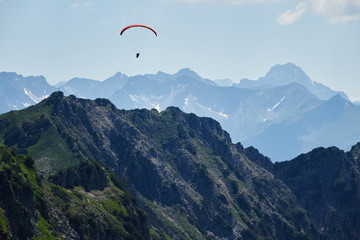 Gleitschirmfliegen in den Alpen