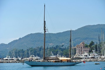 barca a vela due alberi che esce dal porto di Rapallo