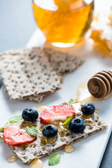 Crispbread with honey and berries