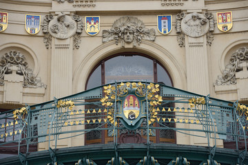 Obraz premium Ornate forged fence of Municipal House balcony above entrance, P