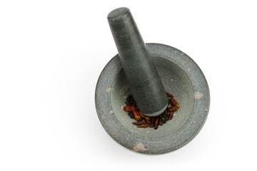 Mörser von oben mit Gewürzen 