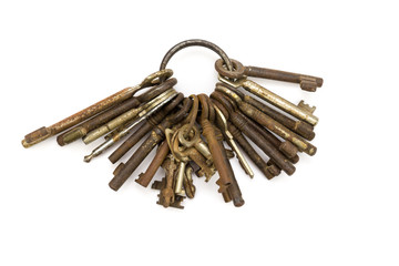 altes Schlüsselbund auf weißem Hintergrund